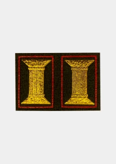 Знак в виде исторической петлицы золотистого цвета на сукне защитного цвета с кантом красного цвета: купить в интернет-магазине «Армия России